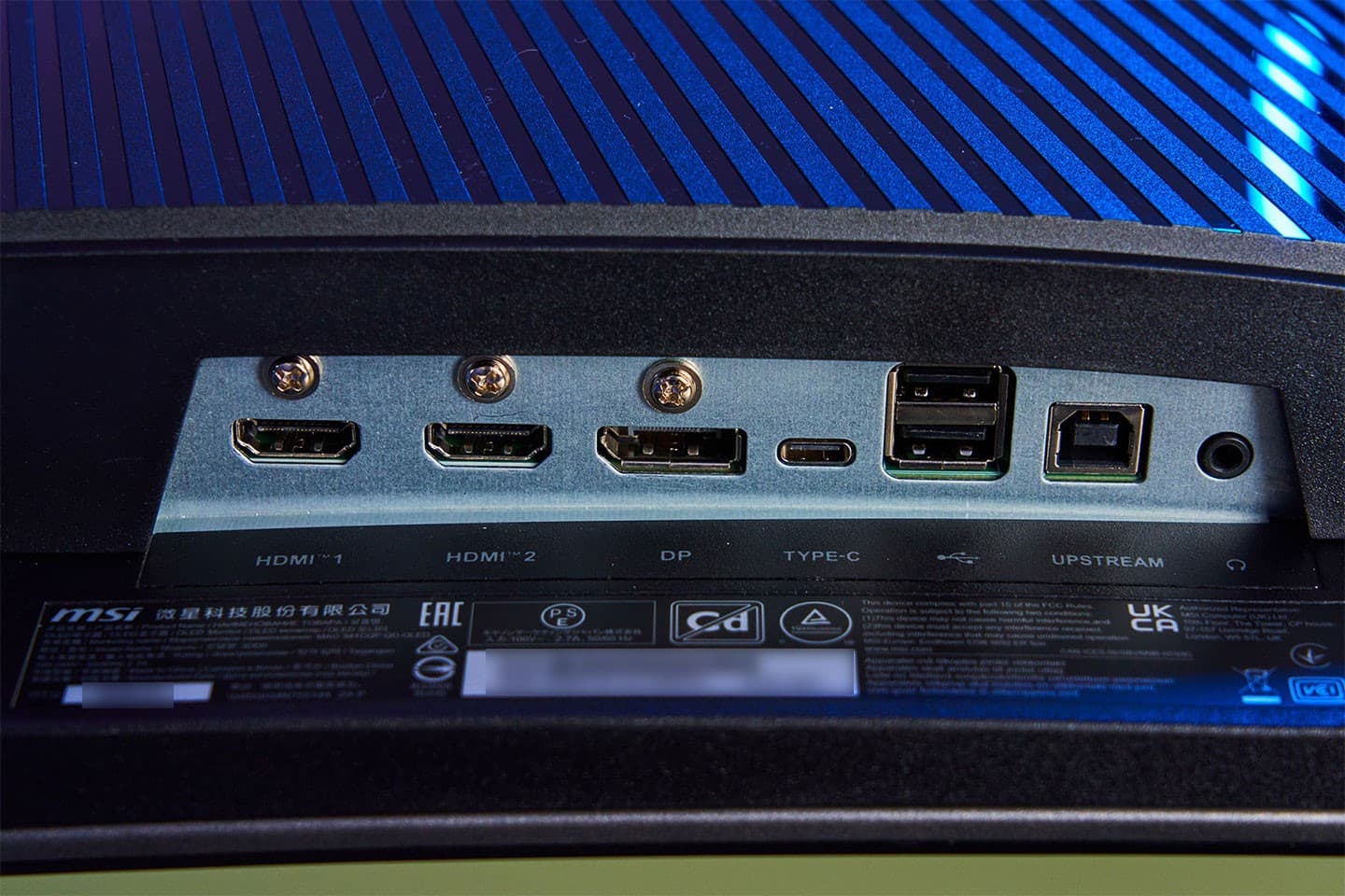 MAG 341CQP QD-OLED 提供完整的I/O 埠，包括两组满血版HDMI 2.1 埠、一组DisplayPort 1.4 埠、一组支援视讯输入与15W PD 快充的USB Type-C、一组连结电脑的USB Type-B 与两组支援KVM 的USB Type-A 和3.5mm 音源输出孔。