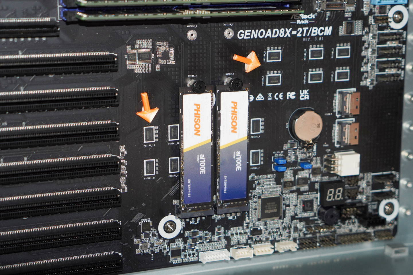 展場展出aiDAPTIV+解決方案以及ai100 SSD固態硬碟實物。