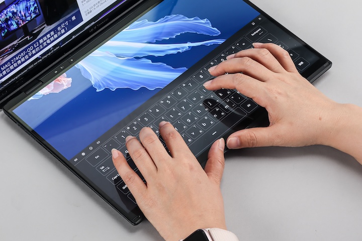 在 Asus Zenbook DUO（UX8406）也新增多指觸控功能，例如根手指輕點螢幕，即可叫出虛擬鍵盤。
