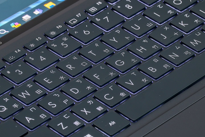 配件的全尺寸 ErgoSense 鍵盤與觸控板，打的手感還算不錯，也提供背光功能。