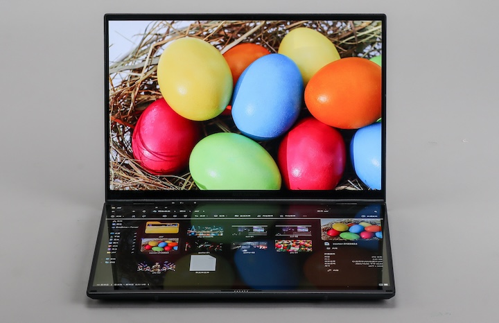 Asus Zenbook DUO（UX8406）的雙螢幕是採用自家訂製的 ASUS Lumina OLED 面板，並以 NanoEdge 窄邊框計，螢幕佔比也來到 91% 的比例。