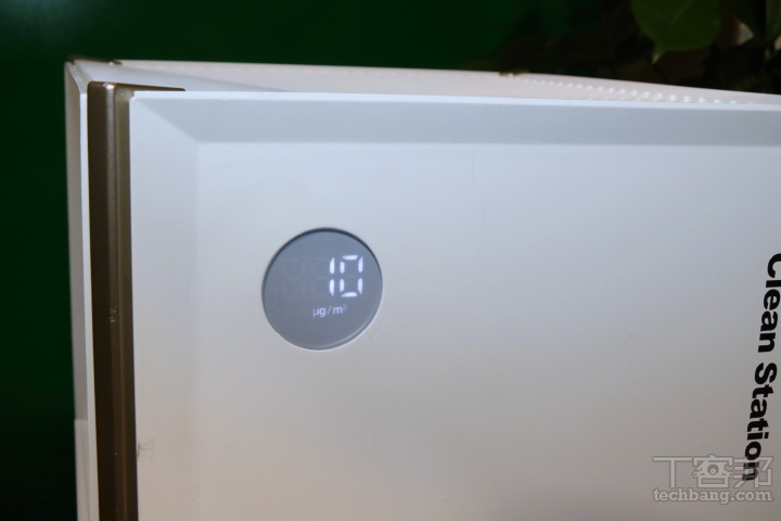 面載圓形小螢幕，可即時顯示室內空氣濕度與空氣品質。