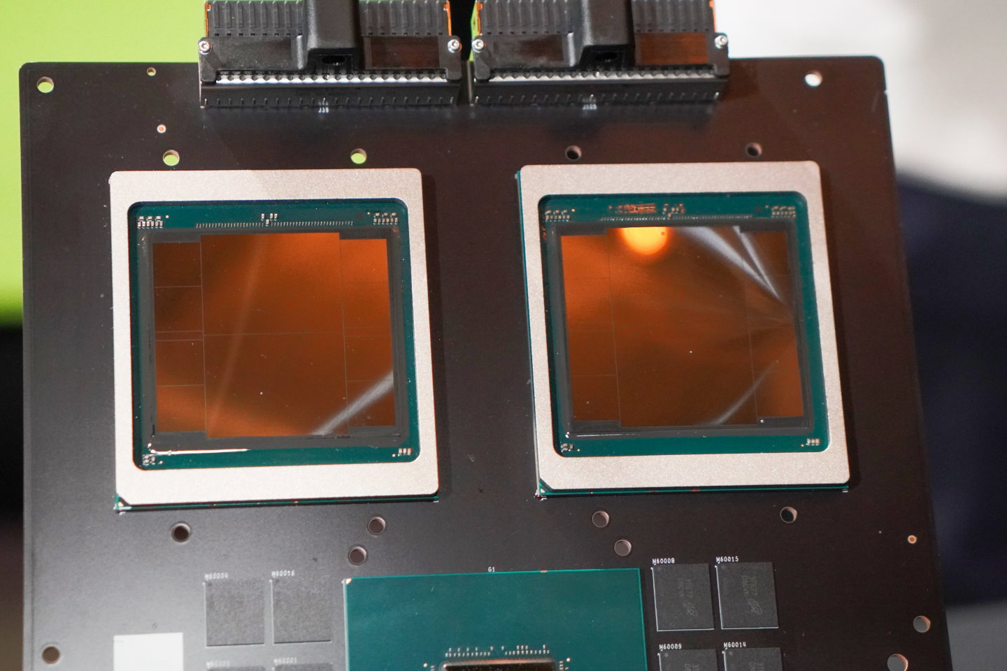 GB200 Superchip上具有2組Blackwell GPU，可以看到Blackwell GPU晶片是由2組裸晶構成。