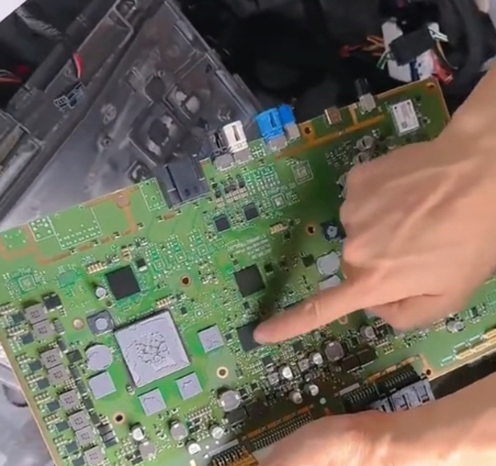 小米 SU7 網友拆解智慧駕駛及車機主機：NVIDIA Orin X 和高通驍龍 8295 晶片現身，電路板曝光