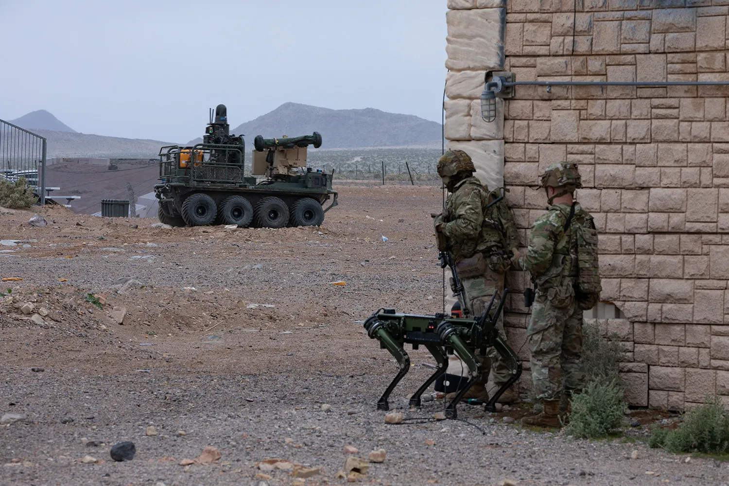 美國士兵參與了在加州文堡使用Ghost機器狗和美國陸軍小型多用途裝備運輸（SMET）進行的人機整合示範。Spc. Samarion Hicks/U.S. Army