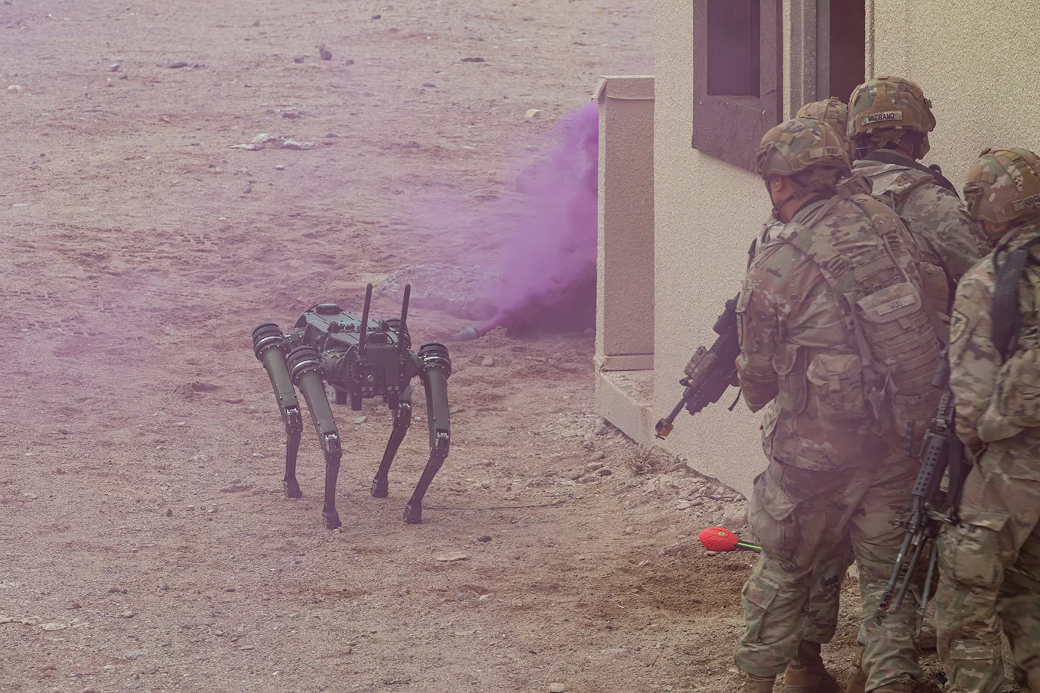 歐文堡的一次演習中，一隻名為Ghost的機器狗在前進時，美國士兵跟隨其後。Spc. Samarion Hicks/U.S. Army