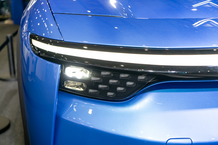 車計以貫穿式 LED 燈配矩陣式燈為亮點，科技感十足。