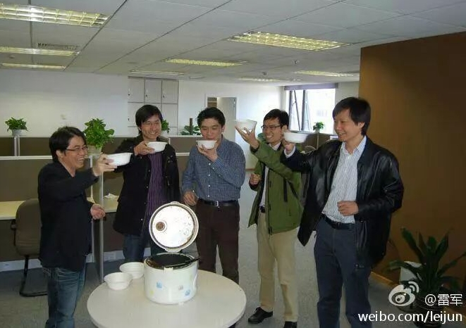 2010年，雷軍剛成立小米公司時，與創伙伴一起喝「小米粥」時的穿著。