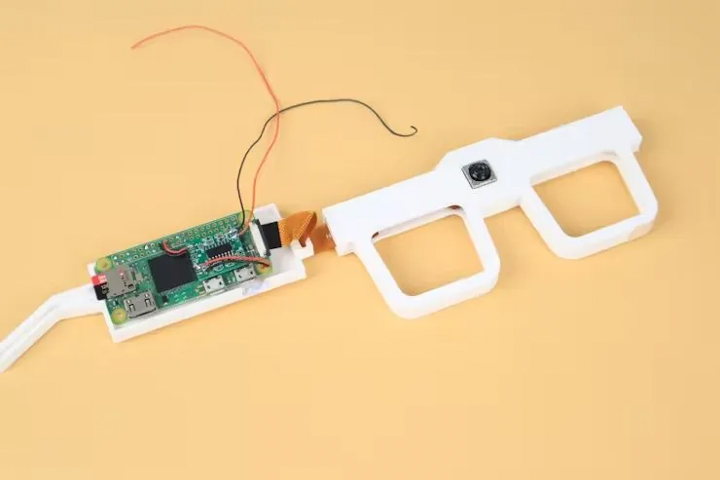 網友利用樹莓派加上 AI 模型，打造出可以翻手語的智慧眼鏡