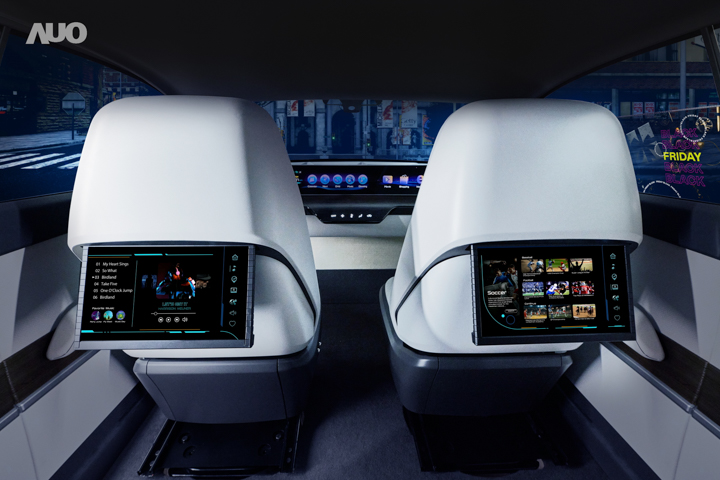 可捲式後座娛樂顯示器可收折於前座椅背，提供後排空間娛樂與資訊顯示。