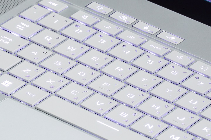 鍵盤採用「垂直切割」計，讓排列更為工整，鍵程為 1.7mm，具有 Q 彈的打手感，再配白色 LED 背光下，鍵盤整體相當漂亮。