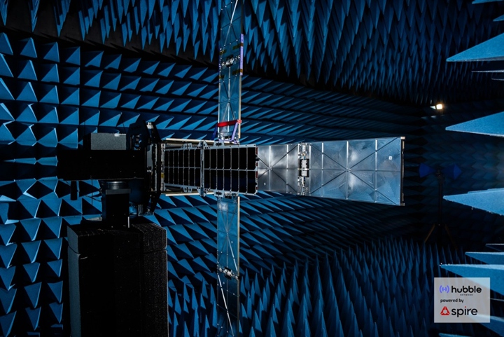 哈伯公司位於地面測試室的其一顆衛星。 