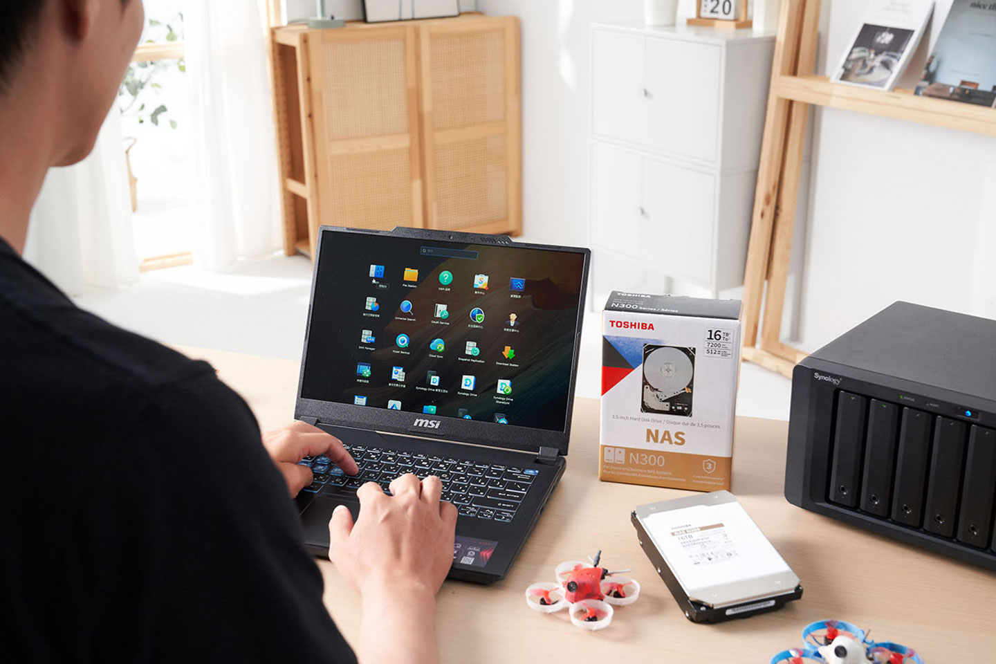 Synology NAS 私有雲儲存伺服器與 Toshiba N300 NAS專用硬碟的組合是讓阿翔十分安心的大容量儲存方案，近期新加入的 DS1821+ 擁有 8 Bay 擴充容量，搭配 16 TB 容量的 N300 也提供更高的儲存密度，足以應付 4K 甚至 8K HDR 錄製的超大容量需求。