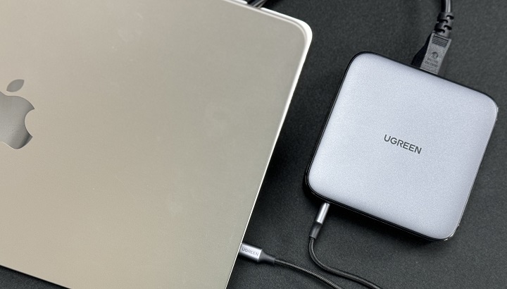 M2 版 MacBook Air 13 於 20% 的電力下，接上 USB-C1（100W）進行充電，充飽電力至 100% 大約需要 45 分鐘。