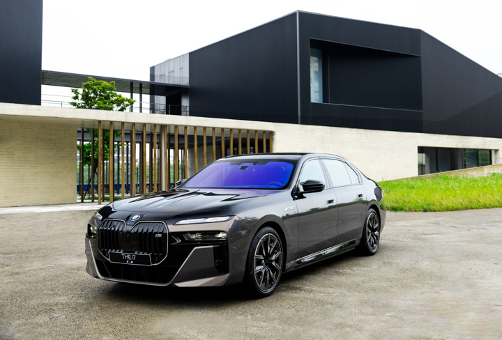 奠基於凌駕對手的卓越電能科技，BMW 將 M 家族性能血脈完美融入，為世人獻上登峰造極純電性能旗艦—全新 BMW i7 M70 xDrive，打造出品牌有史以來性能最強電能車款，展演對手未曾企及之電能巔峰領域