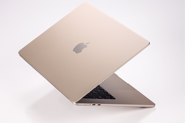 目前 Apple 官網有三款 MacBook Air 機型可選擇，分別是 M2 版 13 吋，以及最新的 M3 版 13 吋及 15 吋。