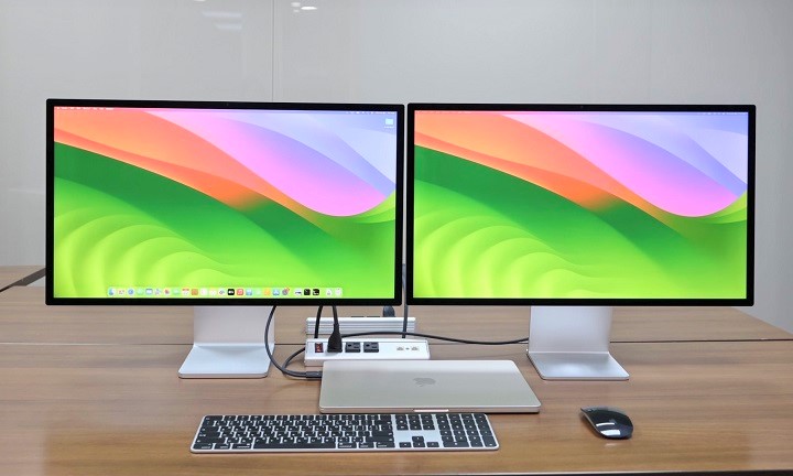 將 M3 版 MacBook Air 外接兩台 Studio Display 使用時，MacBook Air 的螢幕就得闔上，並再外接鍵盤滑鼠來操作。