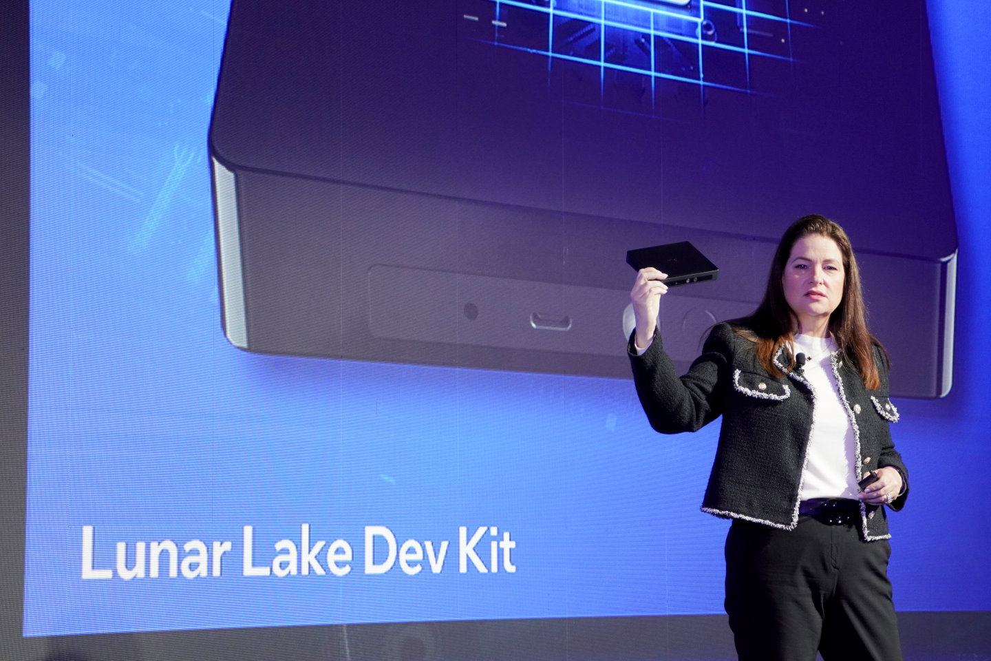 Michelle也在演說展示了Lunar Lake開發套件，預定於2024年10月上市。
