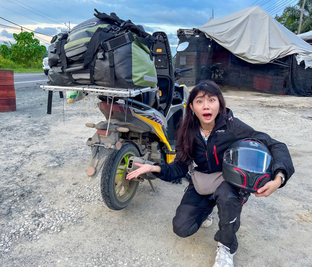 在馬來西亞兩人也發生騎車騎到天黑才發現車牌直接消失的冏況（圖片來源：肉比頭）
