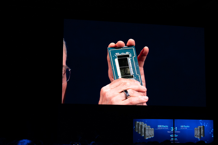 Gelsinger 現場展示了最新的 Intel Xeon 6 處理器，強調其為機櫃級超級電腦帶來的強效運算。