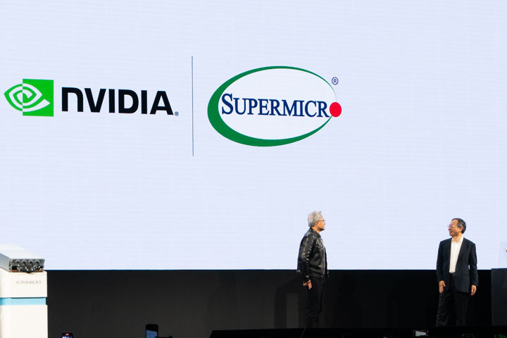 NVIDIA 執行長黃仁勳與 Supermicro 執行長梁見後同台演說。