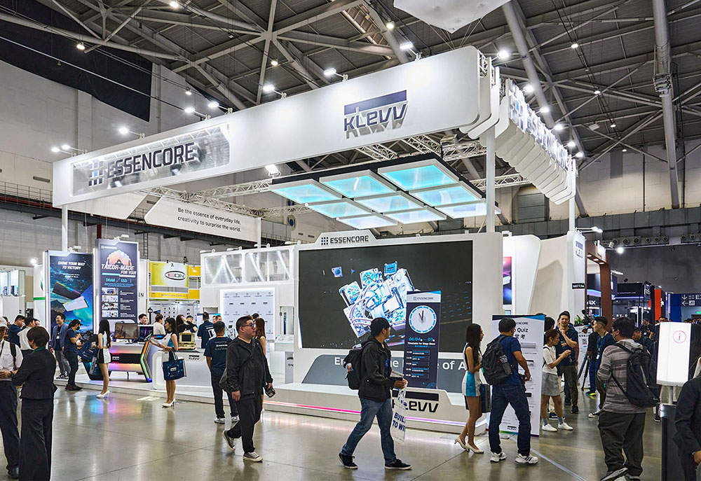 Essencore 艾思科 / KLEVV 科賦在台北南港展覽館 1 館 4F 外商區的 N0713a 展位，以白色為主的空間計十分亮眼。