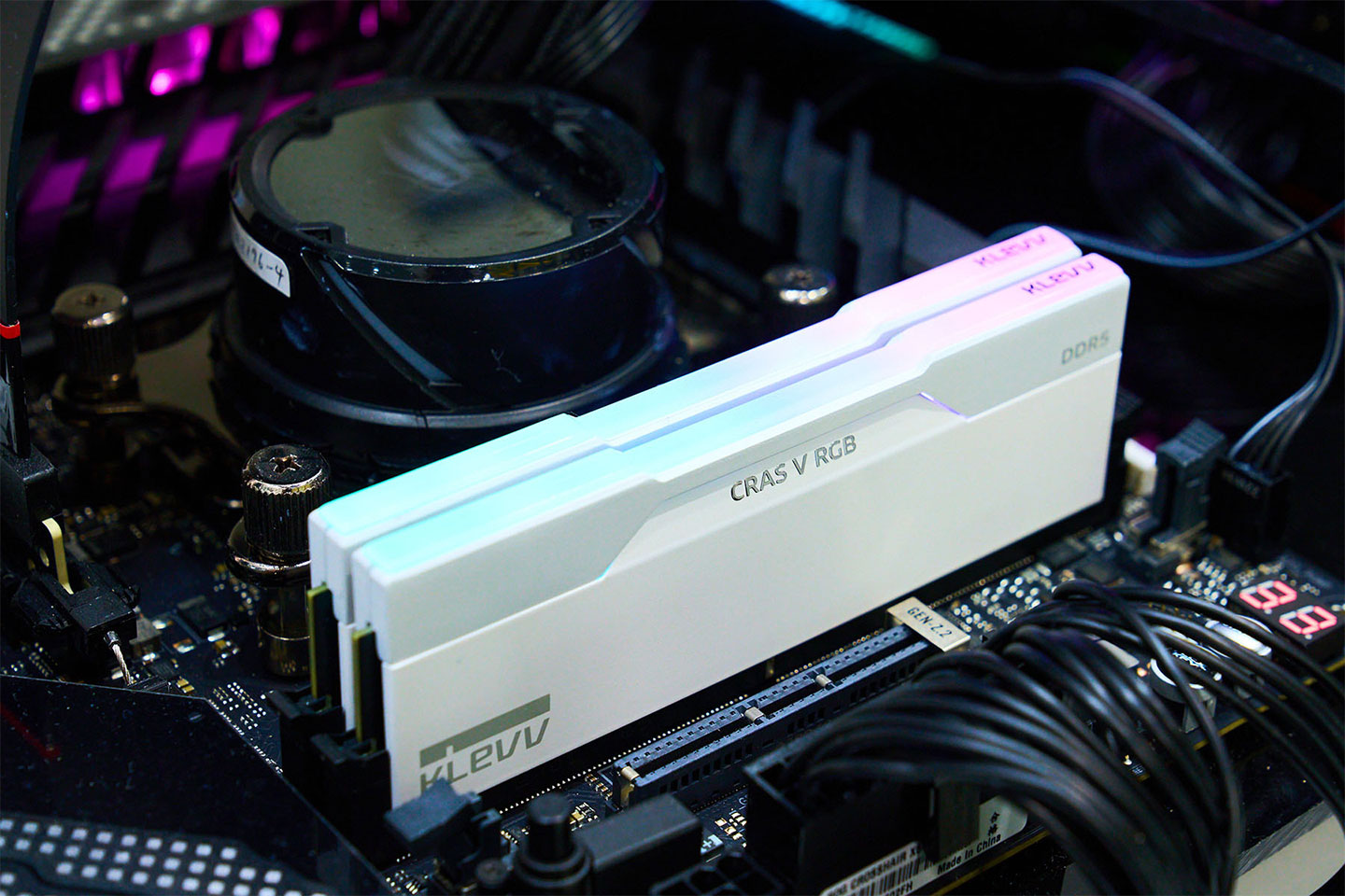 CRAS V RGB DDR5 白色款實機運行的樣，RGB 燈效相對更柔美，不會讓人有「光害」感。