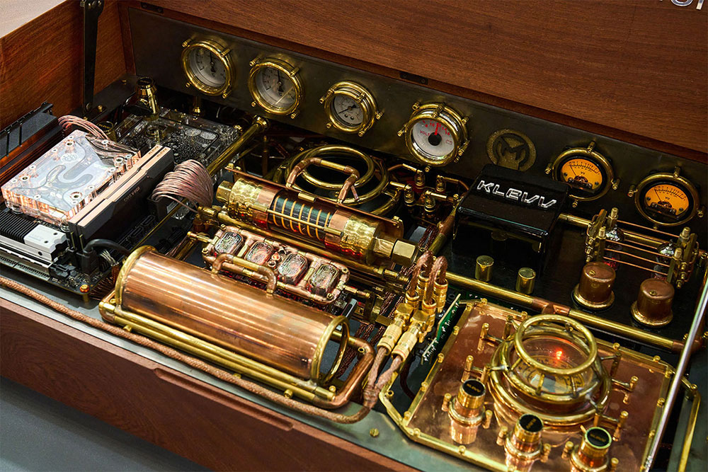 CU Radio 內部的元件以金色為配，很有老舊機械裝置大量採用銅質元件的視覺感。