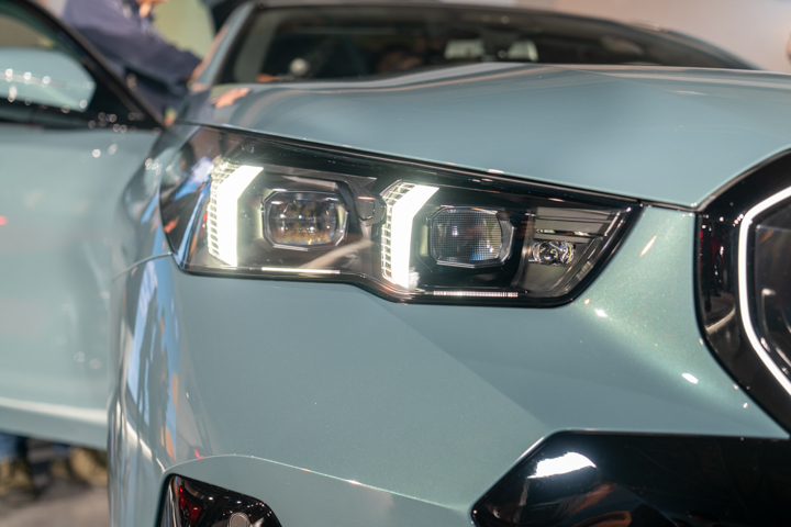 燈用上 LED 燈，並以 BMW 標誌性的四眼造型作為計。