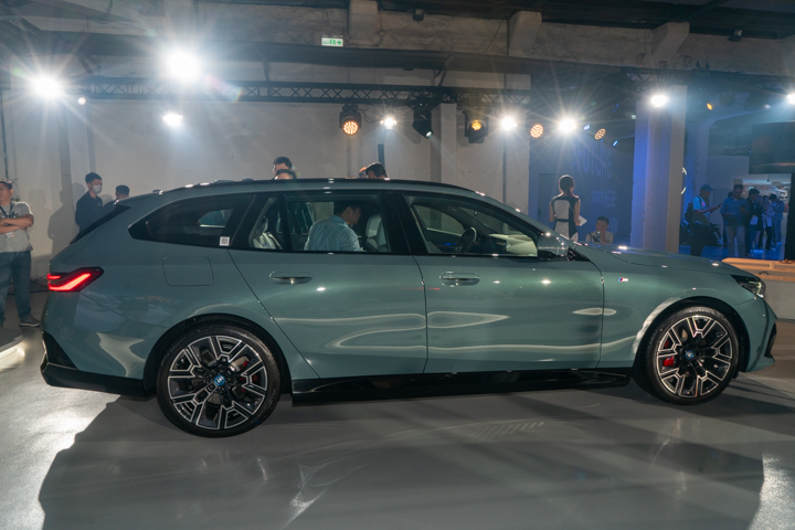 全新大改款 BMW i5 Touring 車長達到 5,060mm