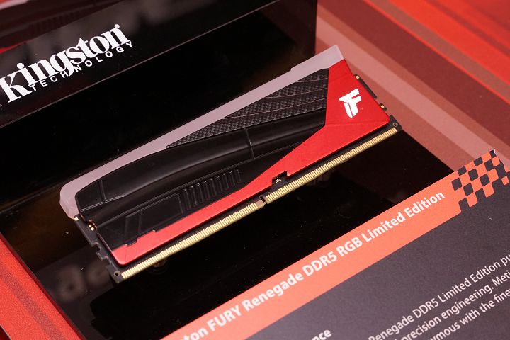 Kingston FURY Renegade DDR5 RGB 限量款記憶體，在散熱片上以紅黑二色呈現賽車意象。