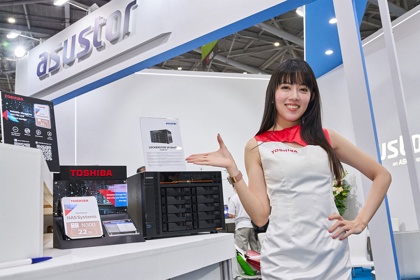 ASUSTOR 的全系列 NAS 推薦使用 Toshiba N300 系列 NAS 專用硬碟，原廠皆經過完整的相容性與穩定性測試，確保配使用能有最佳體驗。