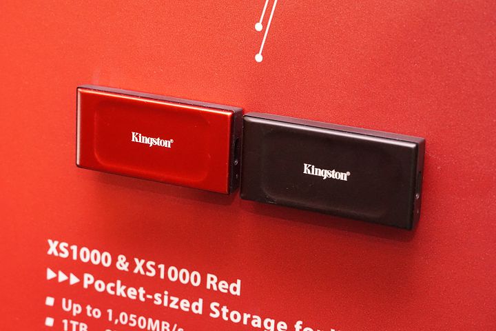 XS1000 外接式固態硬碟推出「星曜紅」的新色款式。 ▲ XS2000 外接式固態硬碟的傳輸速度比 XS1000 再高出一倍。