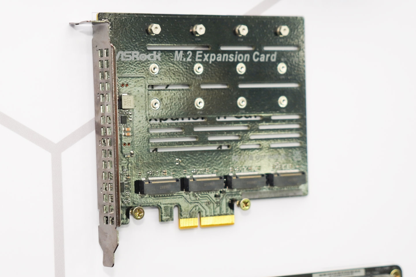 擴充板上插槽為頻寬1,000 MB/s的PCIe Gen 4x1通道，適合重複使用淘汰的固態硬碟作為次要遊戲碟。