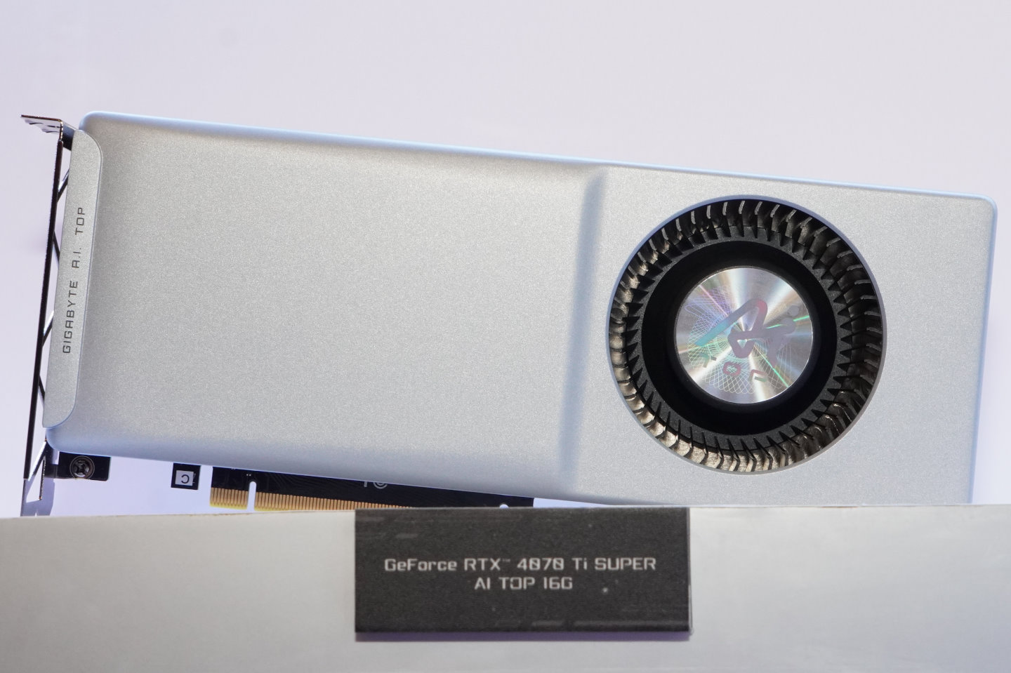 GIGABYTE也針對AI訓練需求推出採用鼓風扇散熱器的GeForce RTX 4070 Ti Super AI Top 16G顯示卡。