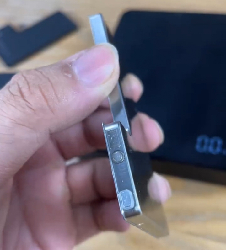 iPhone 16 Pro 系列金屬外殼電池實物提前曝光：容量增加，有望支援 40W 快充