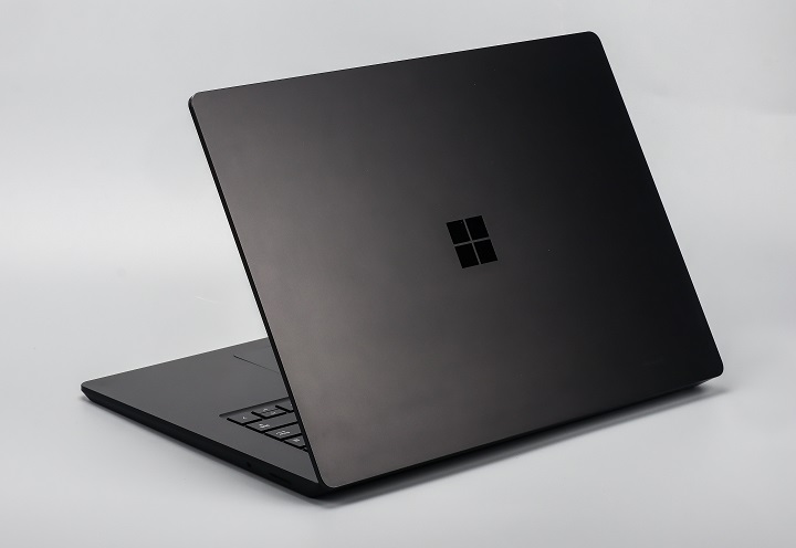 Surface Laptop 6 商務版持著一貫的計風格，由於螢幕是採用 3：2 的比例，讓機身整體看起來較為方，而標示在機身間的微軟標誌，讓品牌辨度相當高。