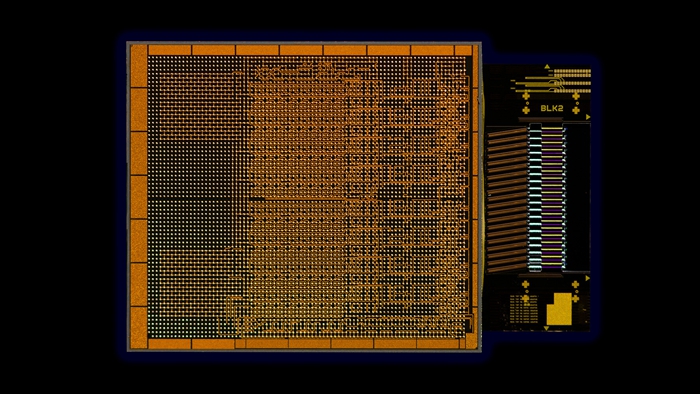 英特爾展示矽光實力，首款OCI小晶片亮相：透過光I/O連接實現更快更強的AI晶片