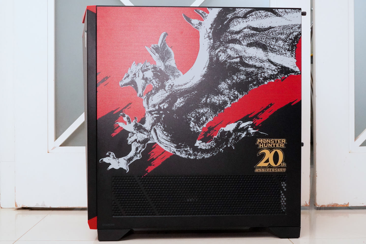 MPG GUNGNIR 300 MONSTER HUNTER EDITION機殼右側採用紅、黑、白3色為主的視覺設計，呈現火龍的英姿。