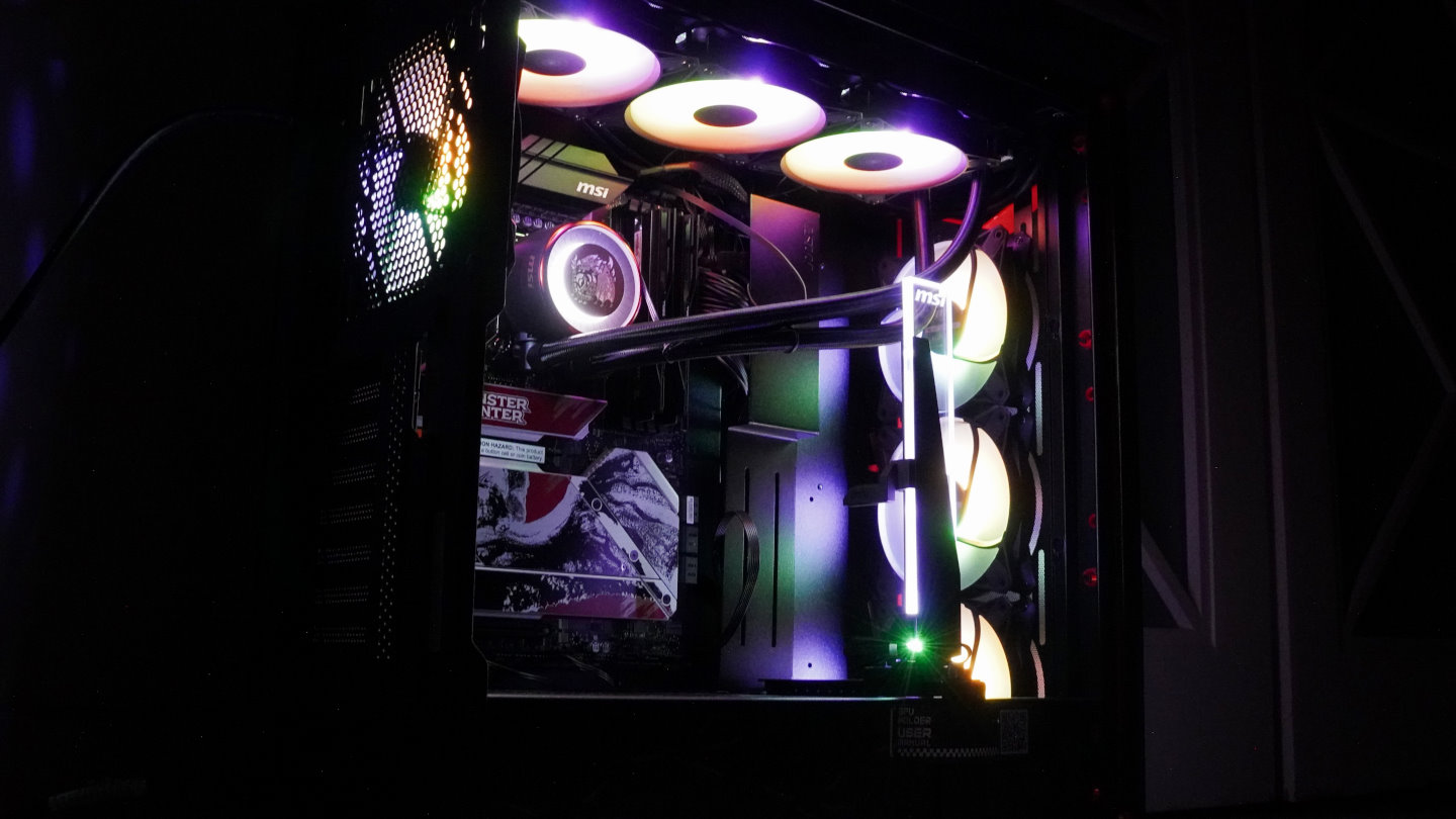 開機運作的RGB燈光效果相當炫炮。機殼內建風扇電源與ARGB訊號集線器，所以可以方便地透過機殼上的按鍵切換所有燈光的顯示模式，並同步燈光效果，由於集線器也能接收主機板的ARGB控制訊號，所以也能透過MSI Center軟體控制燈效。