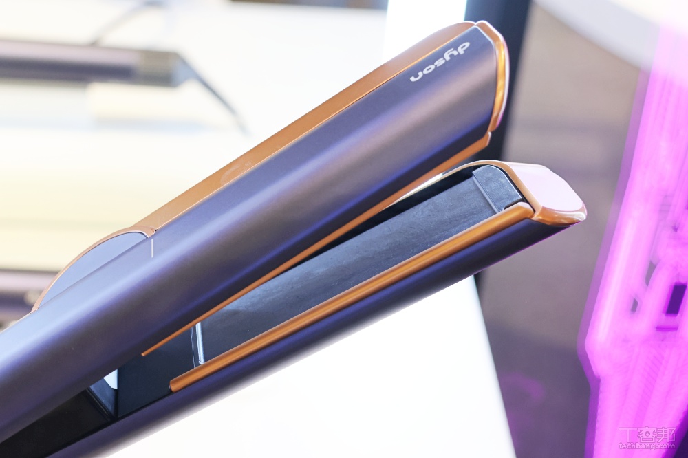 Dyson Airstrait 二合一吹風直髮器無須加熱面板，巧妙利用氣流直髮以避免髮絲受熱傷害，對比傳統加熱面板直髮技術有效提升頭髮健康。