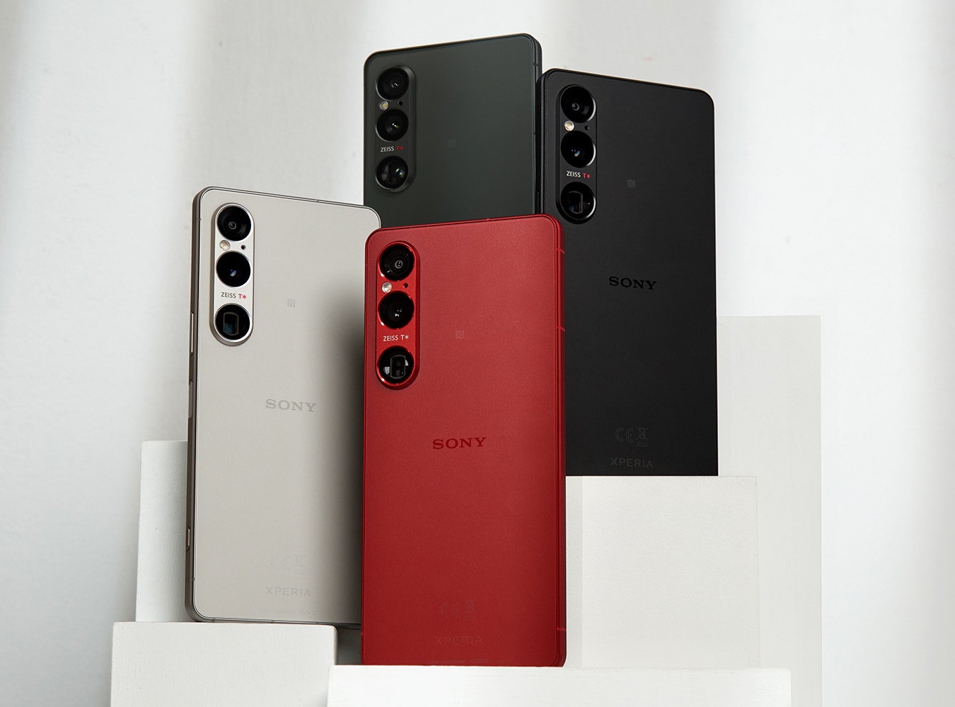 Xperia 1 VI 推出「霧白」、「夜黑」、「墨綠」及「緋紅」四色，512GB 版本參考售價 NT$43,990，256GB 版本參考售價 NT$39,990。
