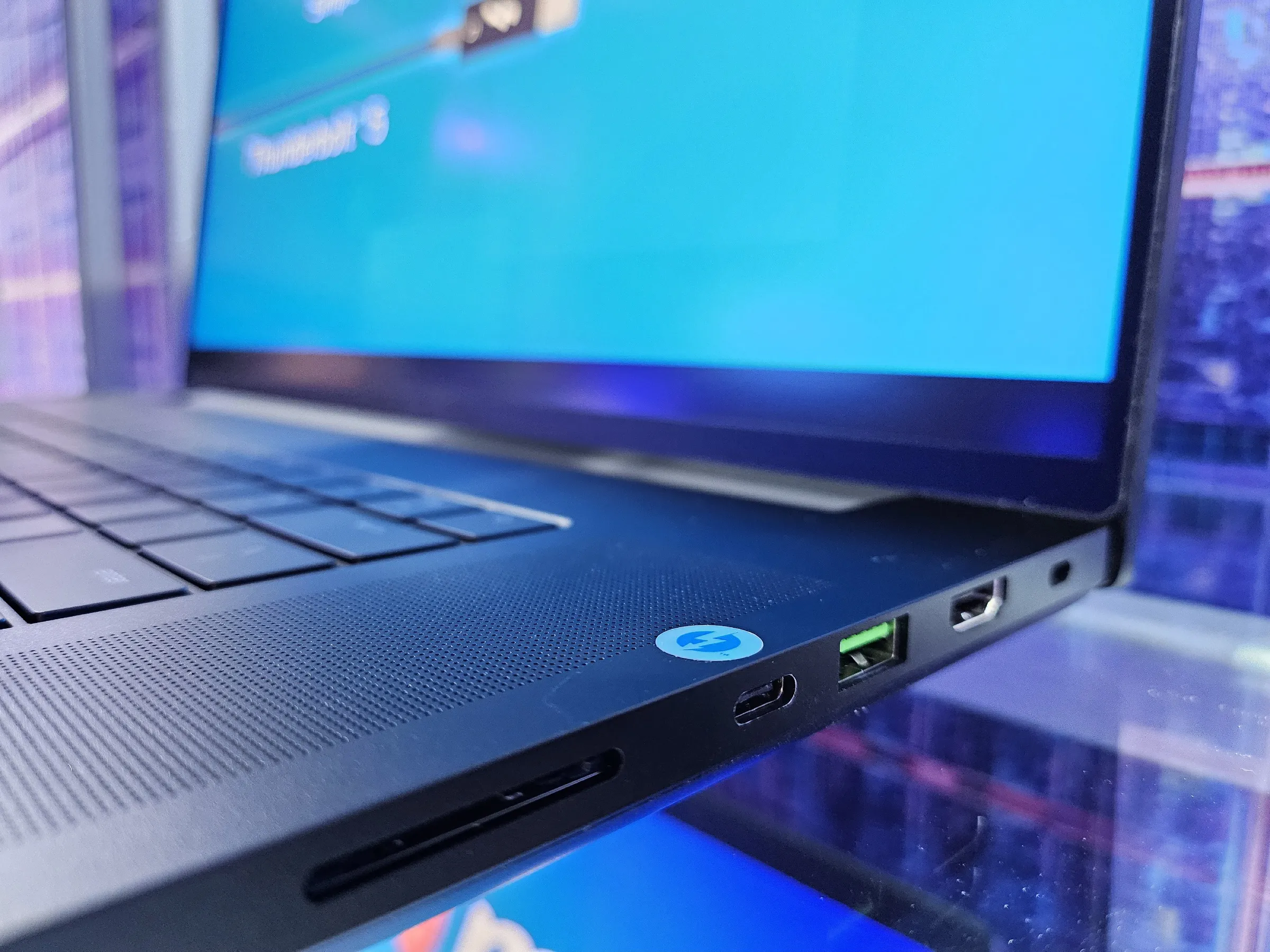 CES 上的 Razer Blade 18 配備了Thunderbolt 5 連接埠
