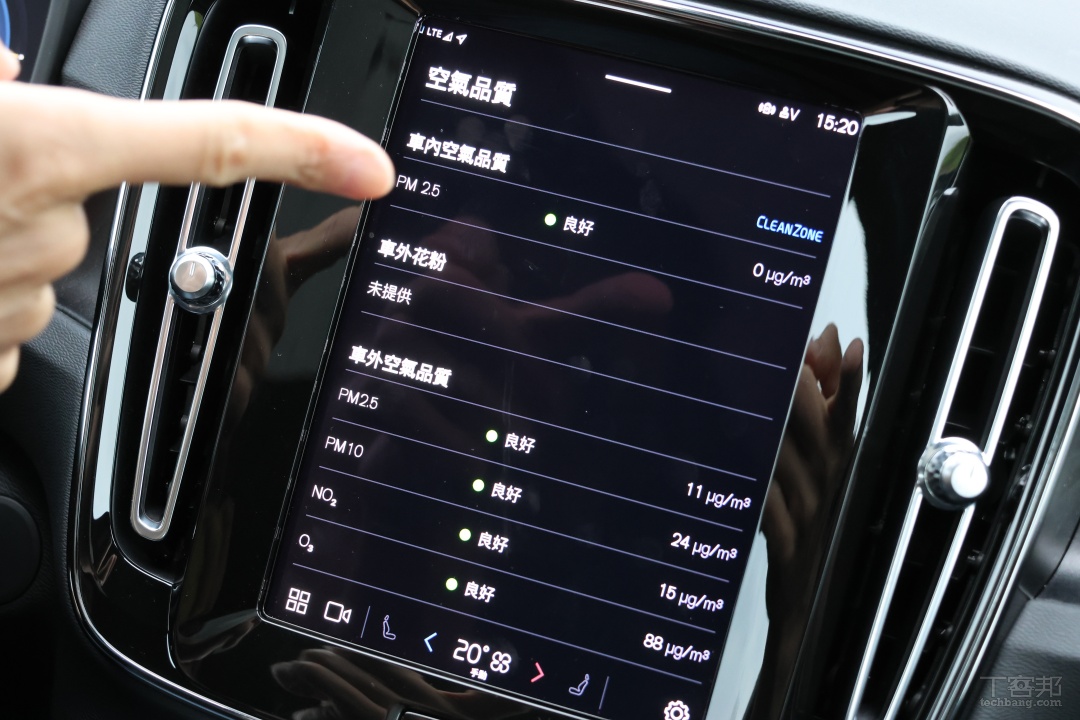 車外空氣品質則是藉由車輛定位搭配公開空氣品質資訊，即時提供車主車外空氣狀況數值。