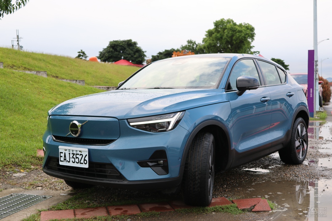 Volvo C40 Recharge 智慧車科技解密：打造安全至上電車，專屬電車籠型車體、防火防水高壓電池模組