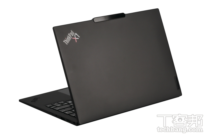 輕薄的機身設計全機採用 ThinkPad 的經典黑色系，維持著碳纖維加鎂合金材質，上方凸起來的地方，是螢幕上方的視訊攝影機及麥克風位置。