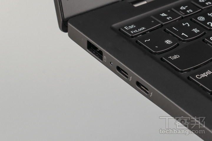 左側輸出入埠 支援休眠充電的 USB Type-A，以及兩個 Thunderbolt 4。