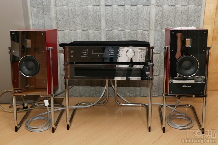 圖為柏林之音 Burmester Phase 3 Hi-End 級音響系統，該組由由 Receiver 161 All-in-One 播放機和 B15 音箱組成，整組約台幣 2~300 萬元，其中，Burmester Receiver 161 集結了CD 播放、CD 抓取、USB 播放、內部儲存播放、網絡串流、網絡電台、AirPlay/UPnP 推送、解碼、功放等功能於一身。