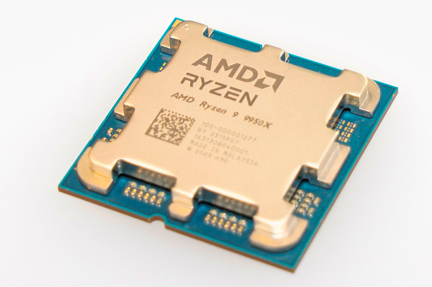 這次發表會的重點之一就是Zen 5架構的Ryzen 9000系列桌上型處理器，圖為旗艦款的Ryzen 9 9950X。