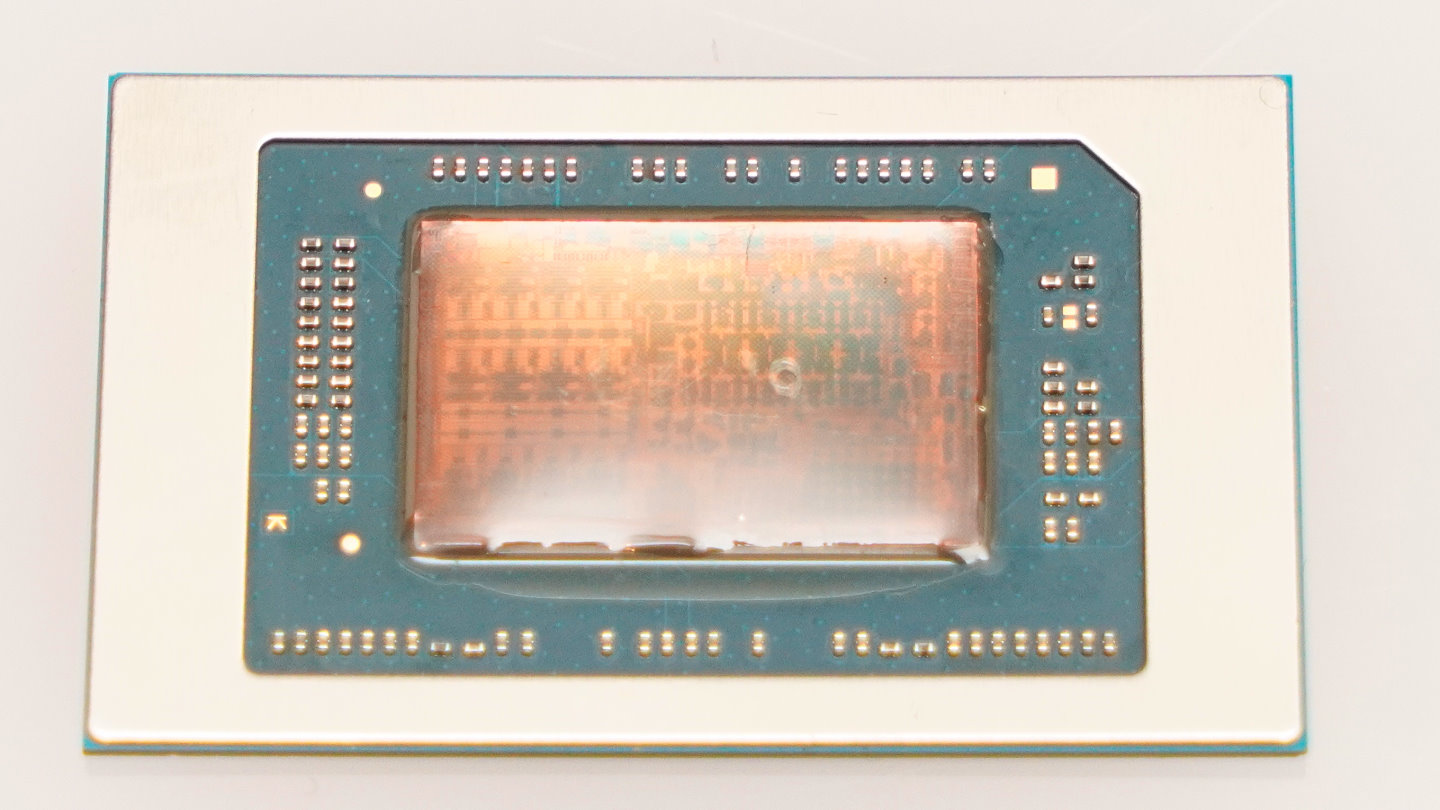 Ryzen AI 300處理器開蓋版本後可以看到它採用SoC設計，還真的與上面的渲染圖相近。（笑，請將本圖旋轉180度後觀看）